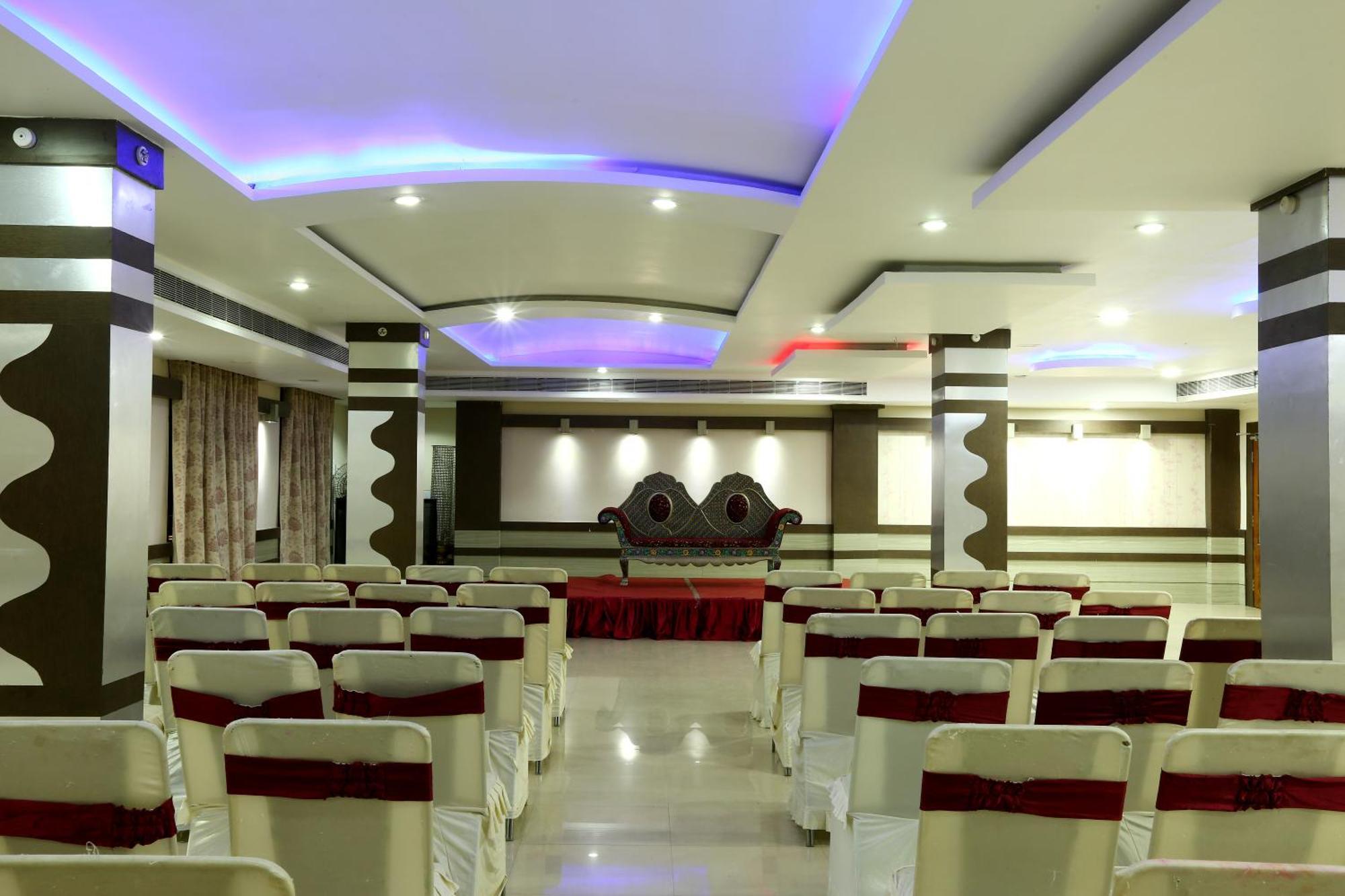 Luxury Delhi Airport Hotel 4*