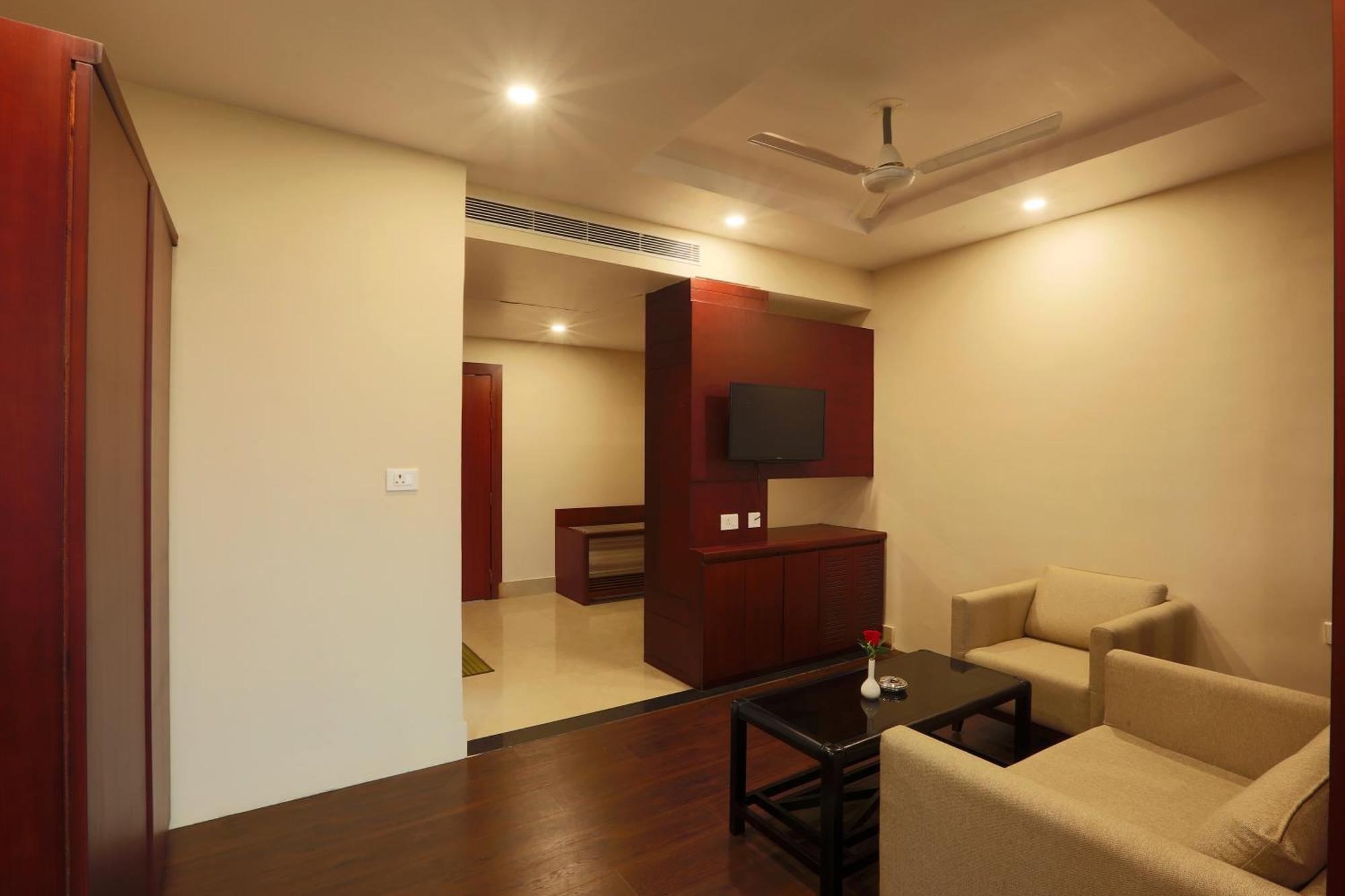 Luxury Delhi Airport Hotel 4*