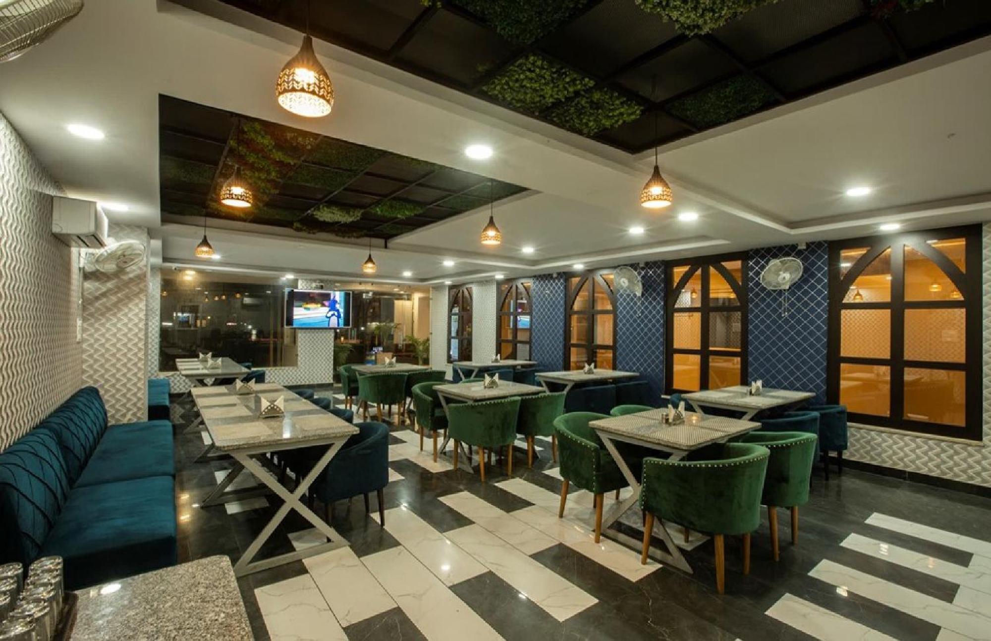 Hotel Luxury Delhi Airport 4*